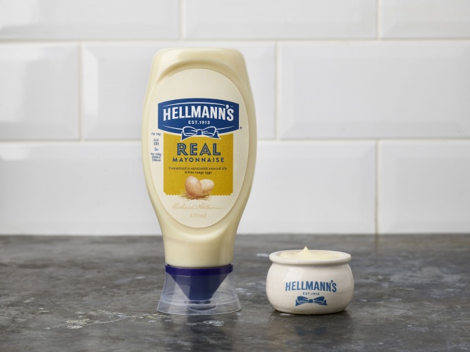 Hellmann 的品牌包裝設計，藍絲帶標志，手繪字體